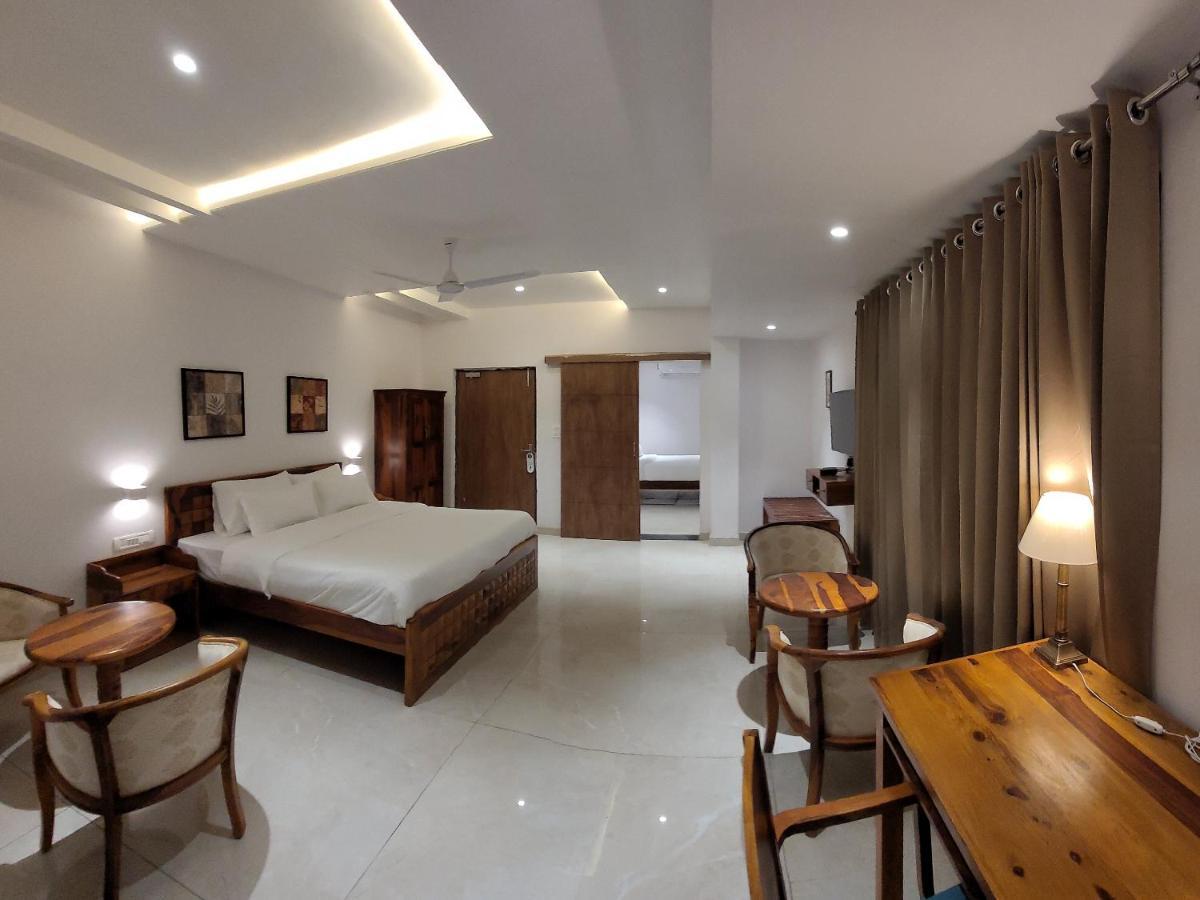 Aura Gold Resort Udaipur Buitenkant foto