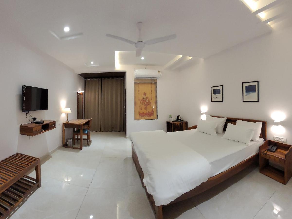 Aura Gold Resort Udaipur Buitenkant foto