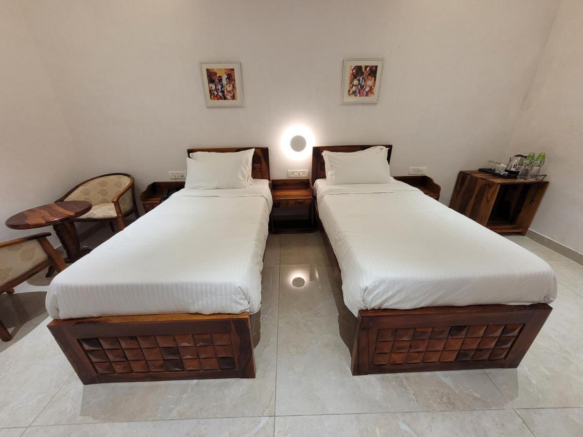 Aura Gold Resort Udaipur Buitenkant foto