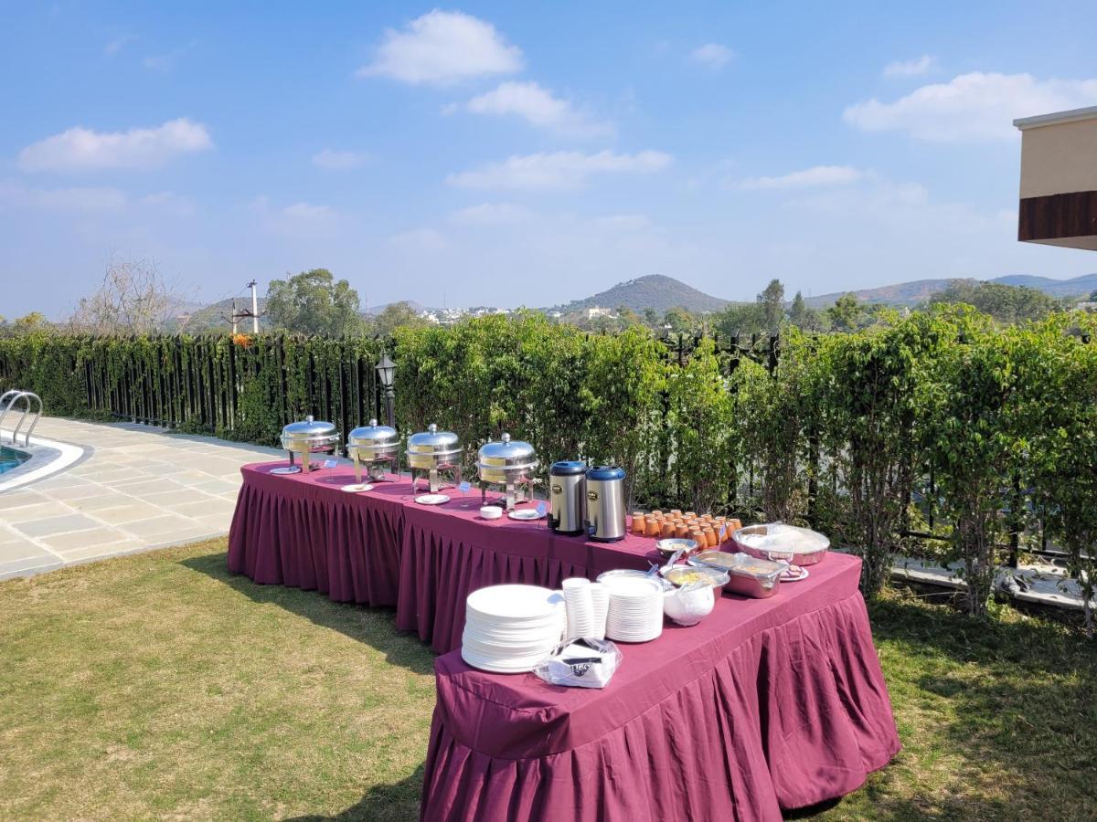 Aura Gold Resort Udaipur Buitenkant foto